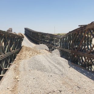 احتجاز سائق شاحنة تسبب بانهيار جسر على اشهر وديان الحدود شرقي العراق